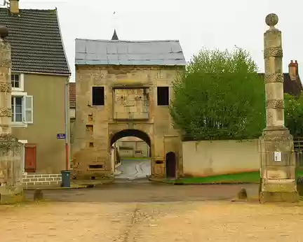 PXL046 Porte fortifiée du quai de l'Armançon datant du 15ème siècle. Deux colonnes annelées du 18ème siècle lui font vis-à-vis.